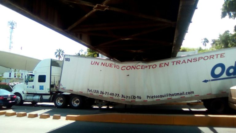 Se atora tráiler en el Puente Negro