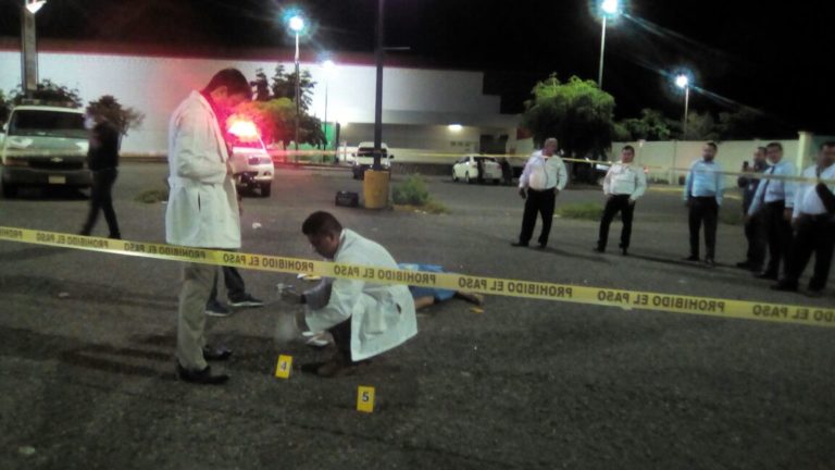 Ejecutan a uno en estacionamiento de supermercado del Tres Ríos