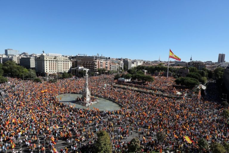 Marchas multitudinarias reclaman diálogo en España por Cataluña