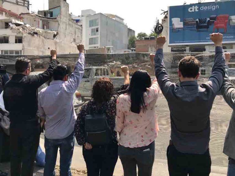 Con tres minutos de silencio y puño en alto honran a víctimas del 19:S