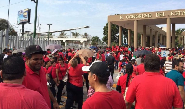 Maestros ‘revientan’ a silbatazos sesión del Congreso