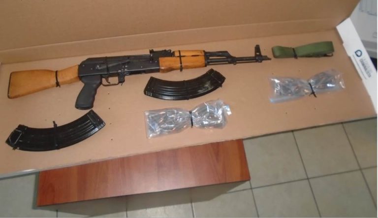 Caen dos con ‘cuerno de chivo’ en un supermercado de Culiacán