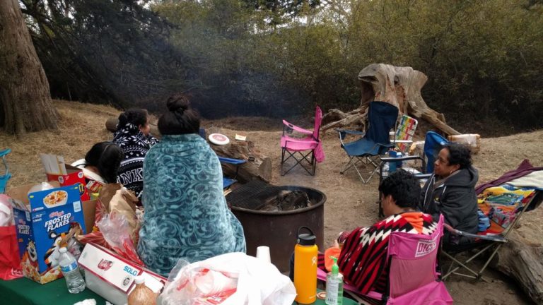 Evacuados por incendios en California cumplen ocho días acampando en Sonoma