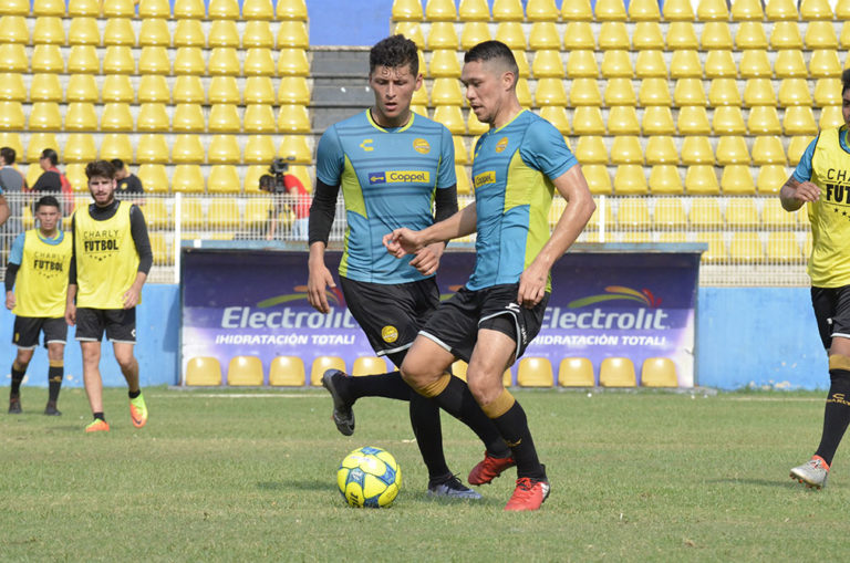 Dorados con la calificación en sus manos