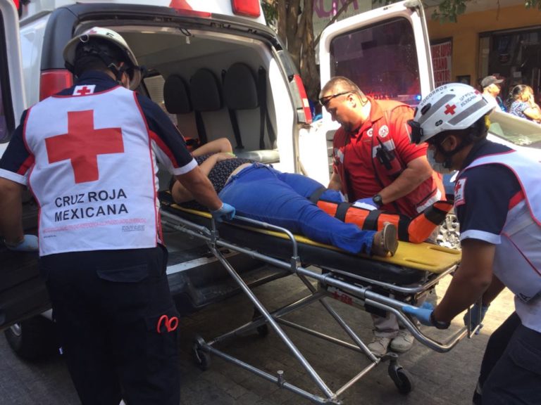 Se le atoró el pie en una alcantarilla del Centro y terminó en un hospital