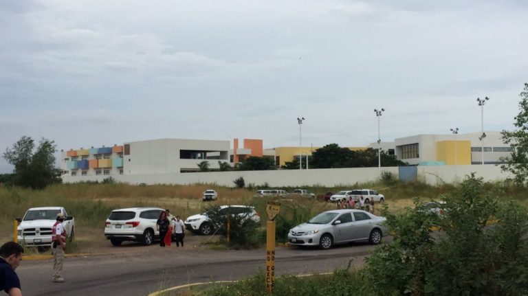 Persecución contra camioneta con combustible robado termina en un colegio de Culiacán