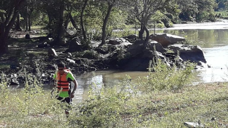Corriente arrastra a bañista en el río Tamazula y desaparece; salvan a un menor