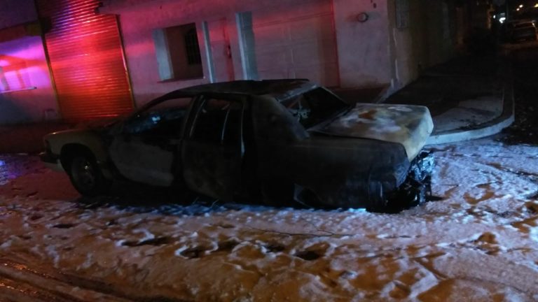 Se incendia auto cargado de tambos con presunta gasolina robada en Culiacán