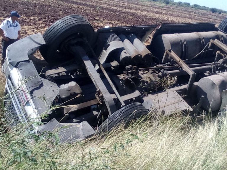 Muere niña y dos adultos resultan lesionados tras volcadura en Tecomate, Navolato