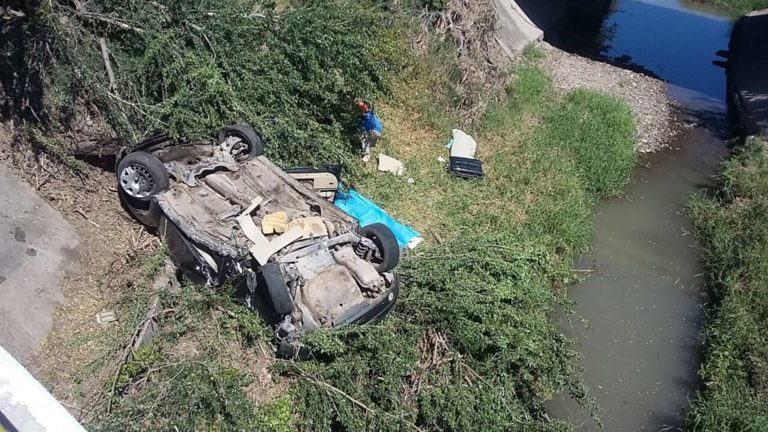 Muere joven mujer al caer en arroyo tras salirse de Maxipista