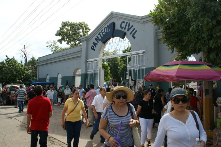 Prohíben alcohol dentro y fuera de panteones