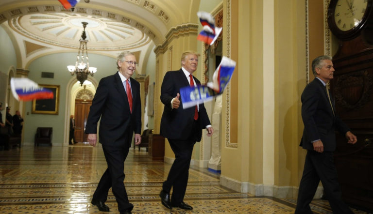 Lanzan a Trump banderas rusas