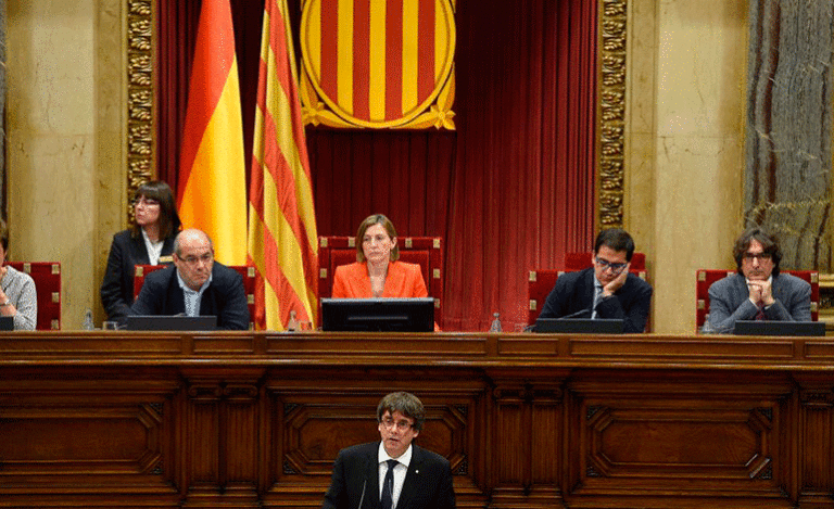 Declaran la independencia de Cataluña, pero la dejan en suspenso