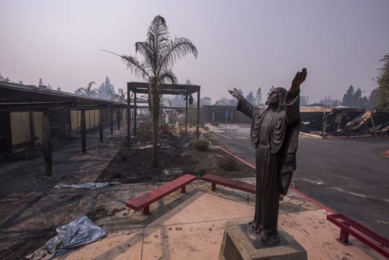 Suman 40 muertos por incendios en California