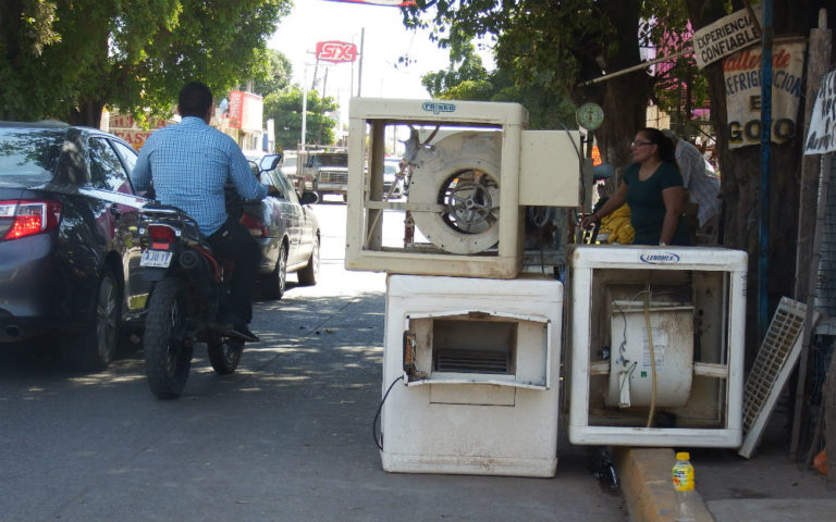 Ambulantes acaparan calles; autoridades admiten cero operativos