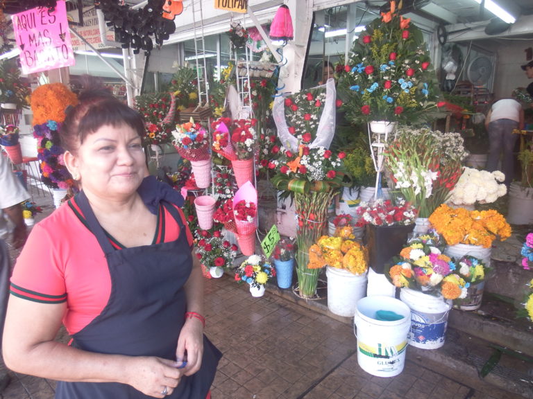 Acusan floristas exceso de ambulantes