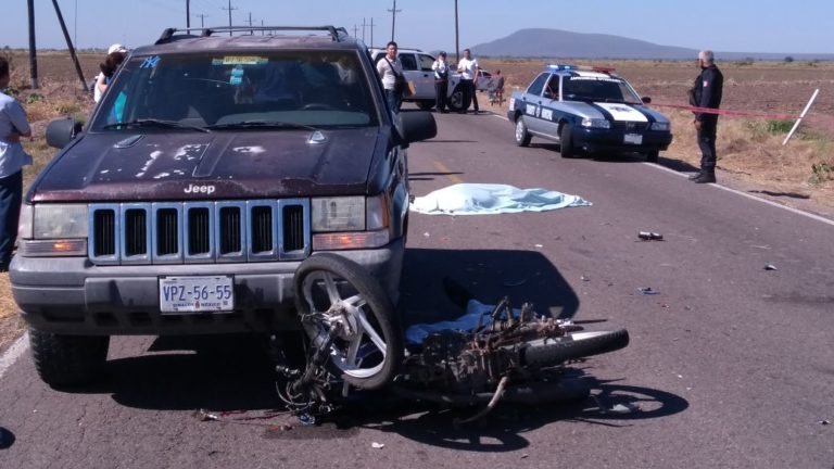 Mueren dos motociclistas al ser arrollados por un tráiler en Angostura