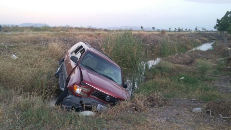 Nueve heridos al caer camioneta a dren en Mocorito
