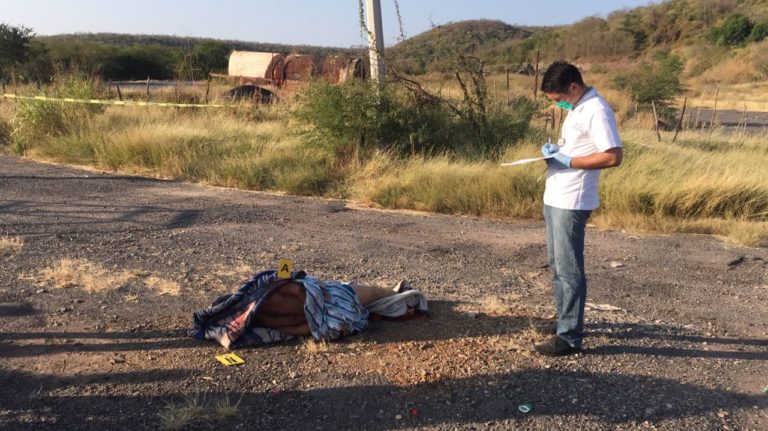 Hallan muerto atado con alambre de púas