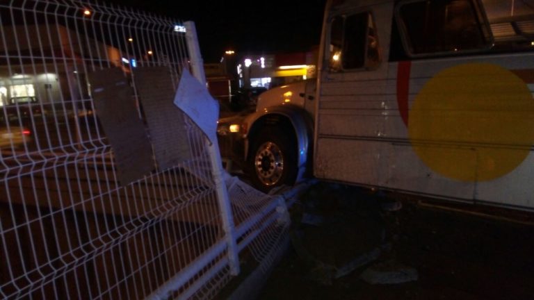 A punto de caer a túnel camión de Eldorado