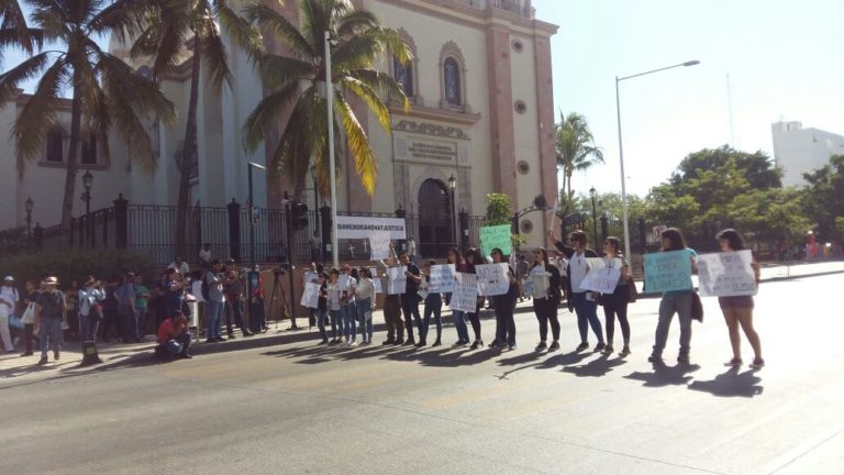 Exigen jóvenes alto a ejecuciones