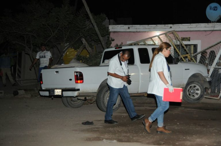 Se impacta auto contra una casa en Villa Juárez; hay un muerto y dos heridos