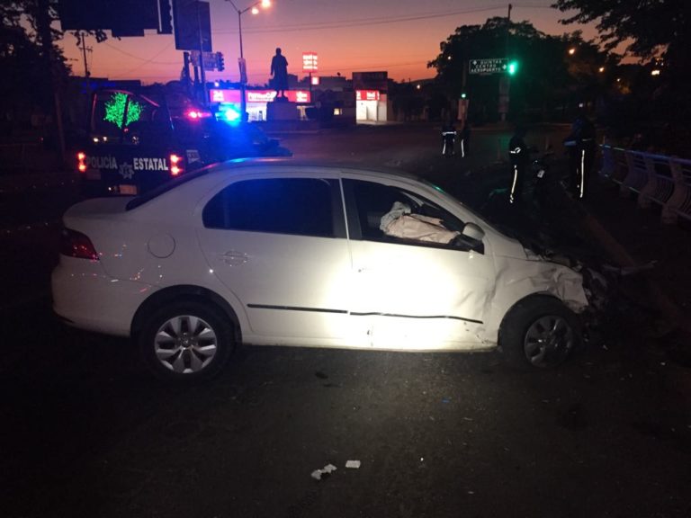 Tres heridos al impactarse motocicleta contra un Uber en Culiacán