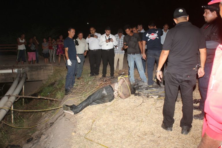 Hallan flotando en canal a desconocido en Culiacán