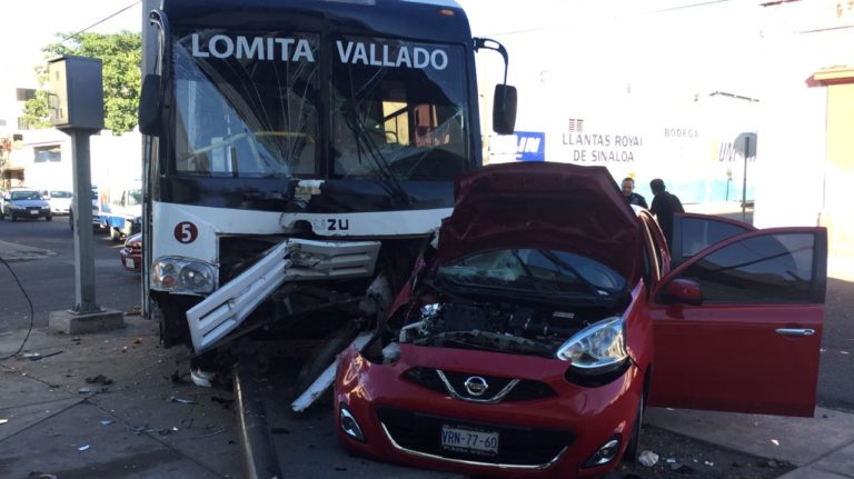 Dos heridos al arrollar urbano un auto compacto en el Centro de Culiacán