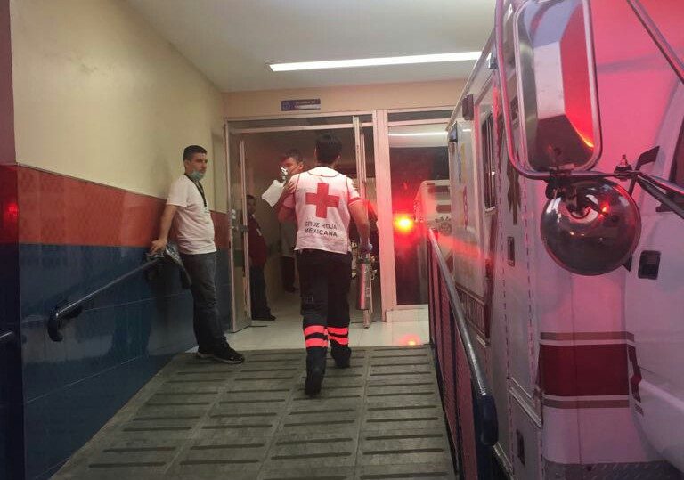 Cuatro intoxicados, entre ellos dos niños, tras incendio en Bugambilias