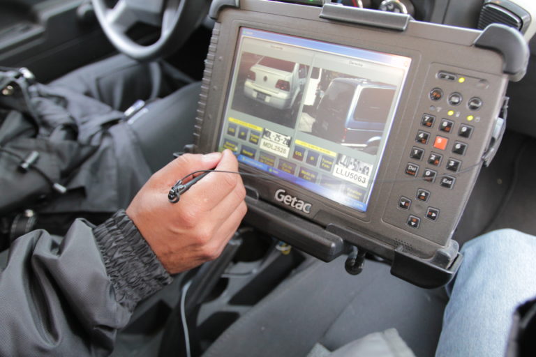 Aseguran tres autos robados estacionados en la Feria Ganadera