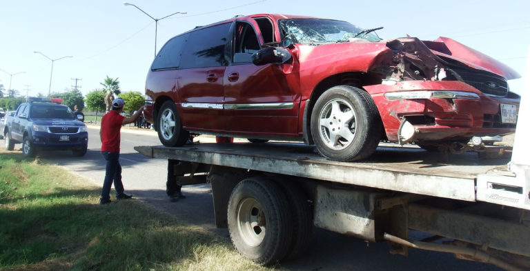 Tras aparatoso accidente estudiante sale ileso en Navolato