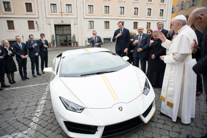 Lamborghini regala un auto al Papa Francisco; lo subastará para beneficiencia