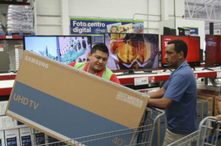 Soriana ofrece televisores en 10.99 pesos por error de puntuación