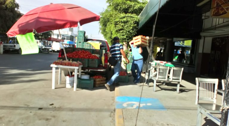 Ambulantes hunden al mercado Hidalgo; comerciantes exigen su retiro