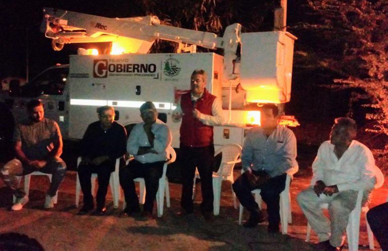 Prometido y cumplido; Ilumina alcalde previo a Navidad carretera Culiacán-Navolato