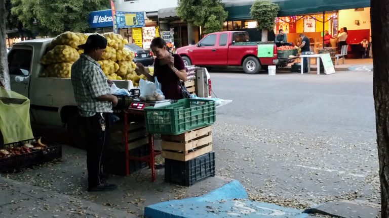 Alcalde ordena retiro inmediato de vendedores ambulantes