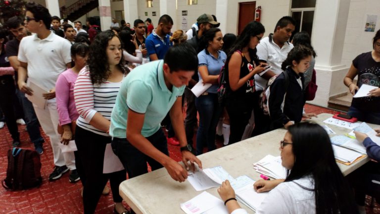 Entrega Navolato segunda parte de becas de transporte