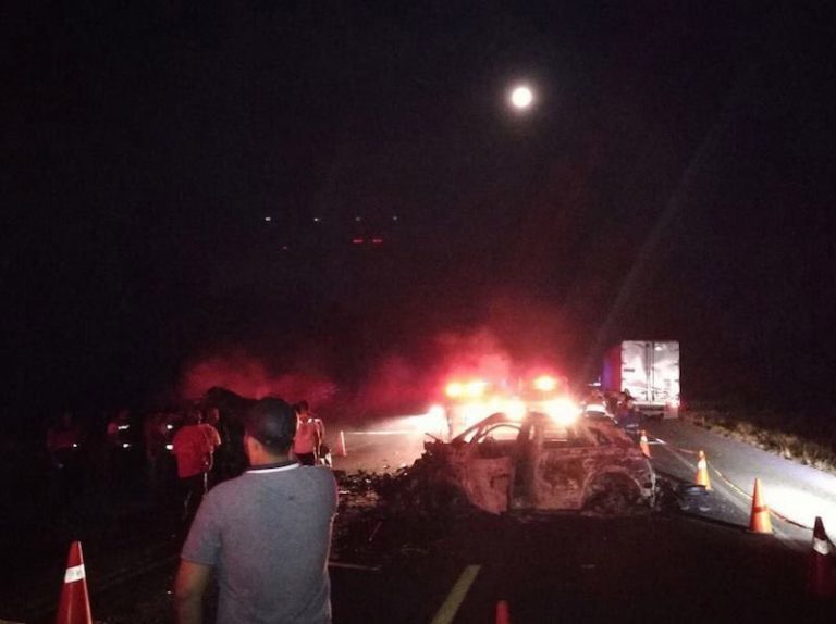 Choque deja 10 muertos en carretera de Guerrero
