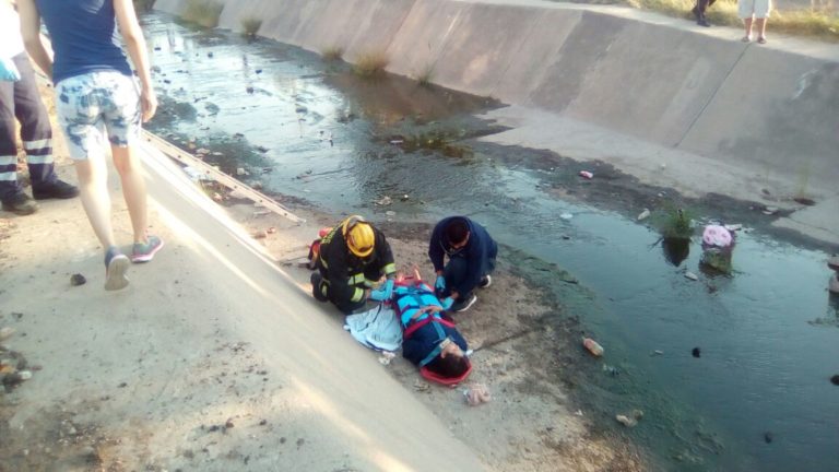 Deportista de alto rendimiento resulta herida junto a dos jóvenes más tras impactarse en moto con un automóvil