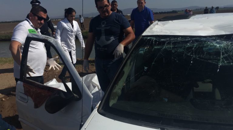 Pareja es encontrada muerta al interior de un auto en canal de Navolato