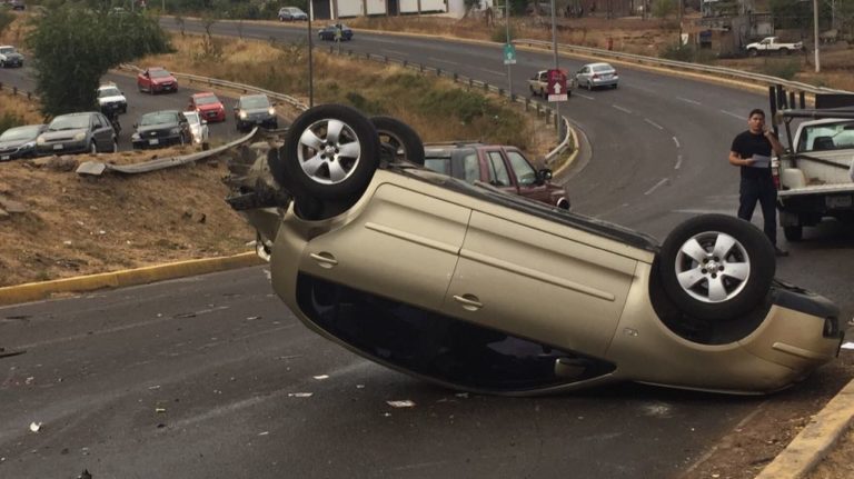 Dos lesionados deja choque de autos en la Obregón