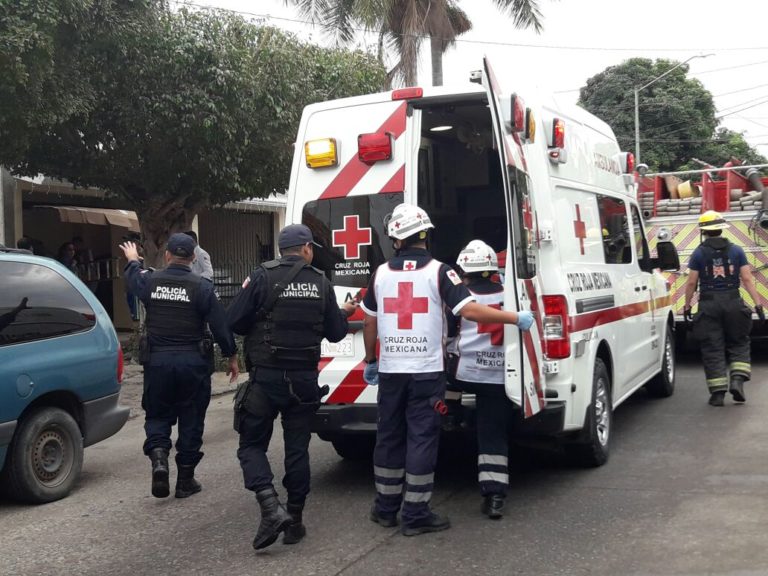 Instalaba luces navideñas, resbala y cae tres metros