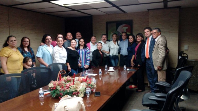 Pactan gobierno y empleados de salud acuerdos de fin de año