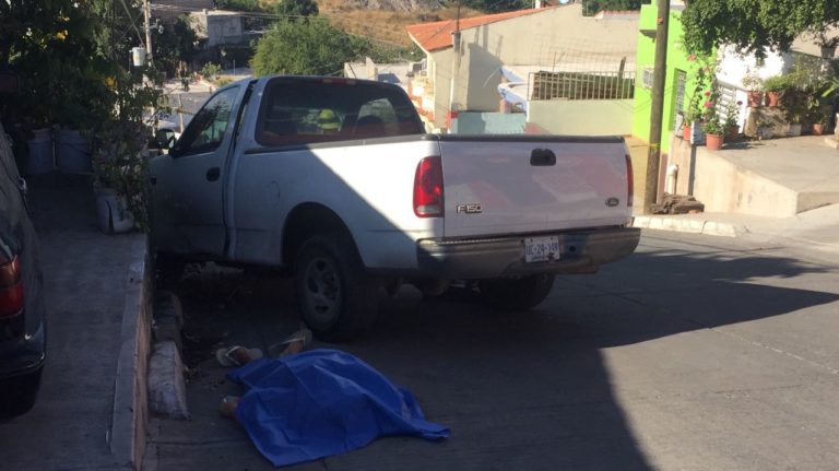 Muere mujer ‘prensada’ por una camioneta