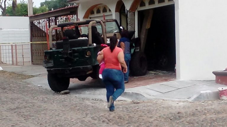 Dueño persigue su camioneta robada y la recupera tras ser impactada en una casa