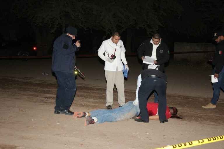 Acribillan con ‘cuerno de chivo’ a uno en cancha deportiva en Navolato