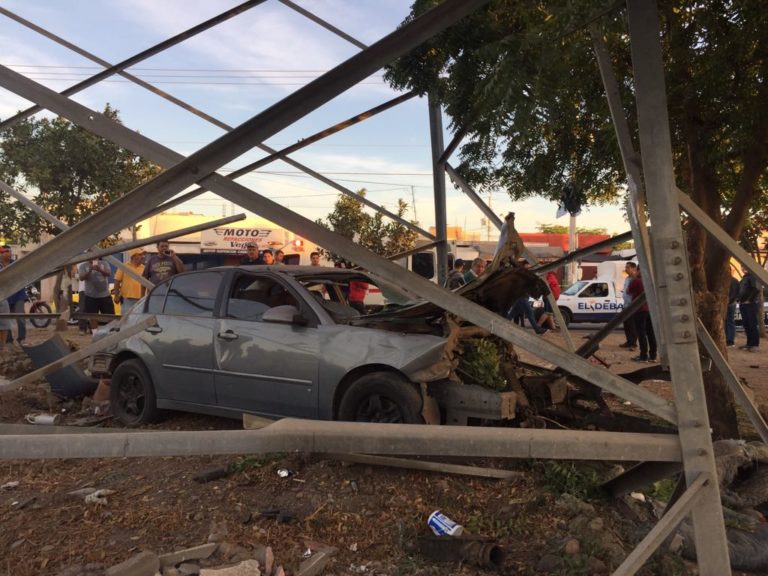 Dos mujeres resultan heridas tras impactarse contra torre de CFE
