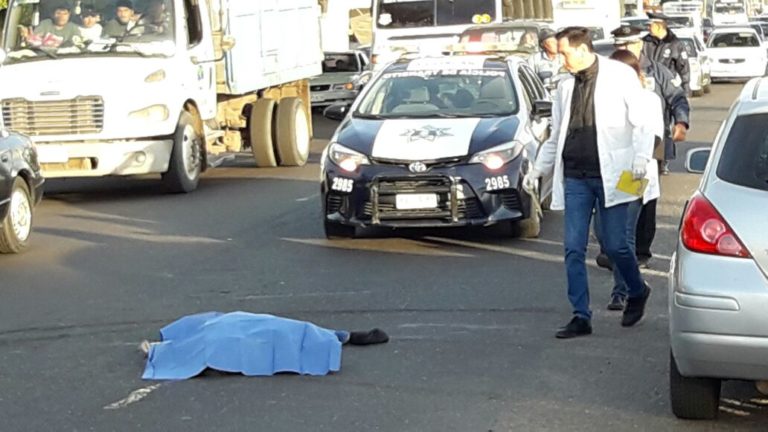 Anciana muere al ser atropellada; a 50 metros había un puente peatonal