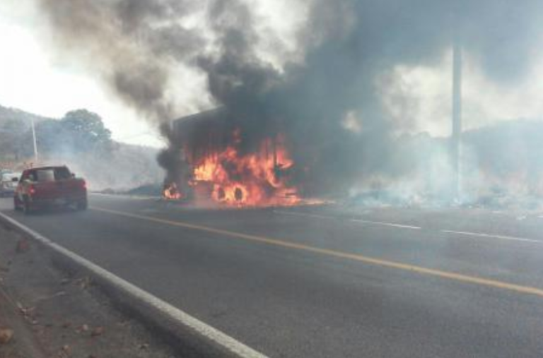 Explosión de camioneta en Michoacán deja cuatro muertos